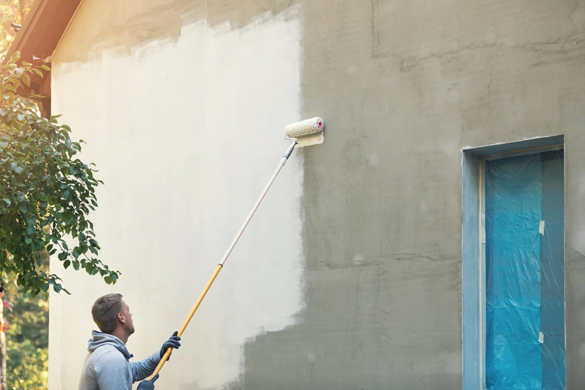 Pintor trabajando en una fachada en Almería